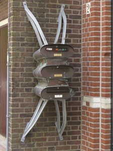 908483 Afbeelding van een ingenieuze metalen constructie met drie brievenbussen aan de gevel van het pand Nicolaas ...